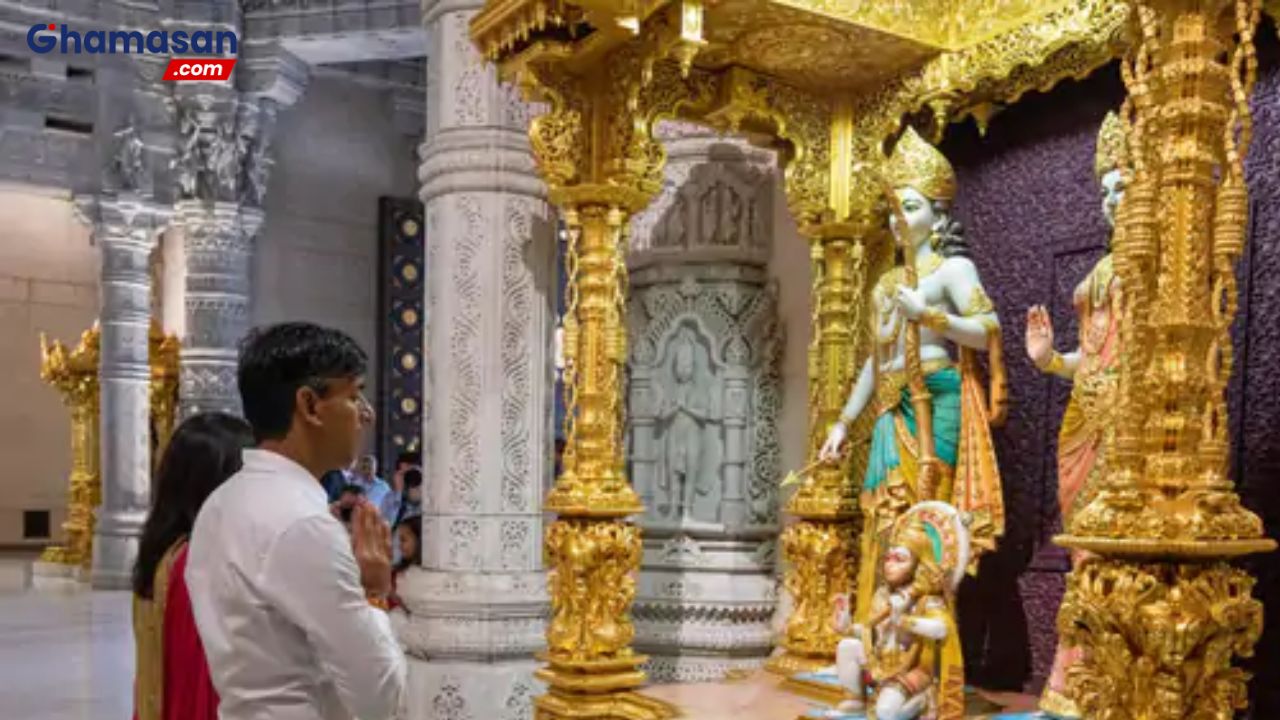 ब्रिटेन के प्रधानमंत्री ऋषि सुनक पत्नी अक्षता मूर्ति संग दिल्ली के अक्षरधाम मंदिर पहुंचे