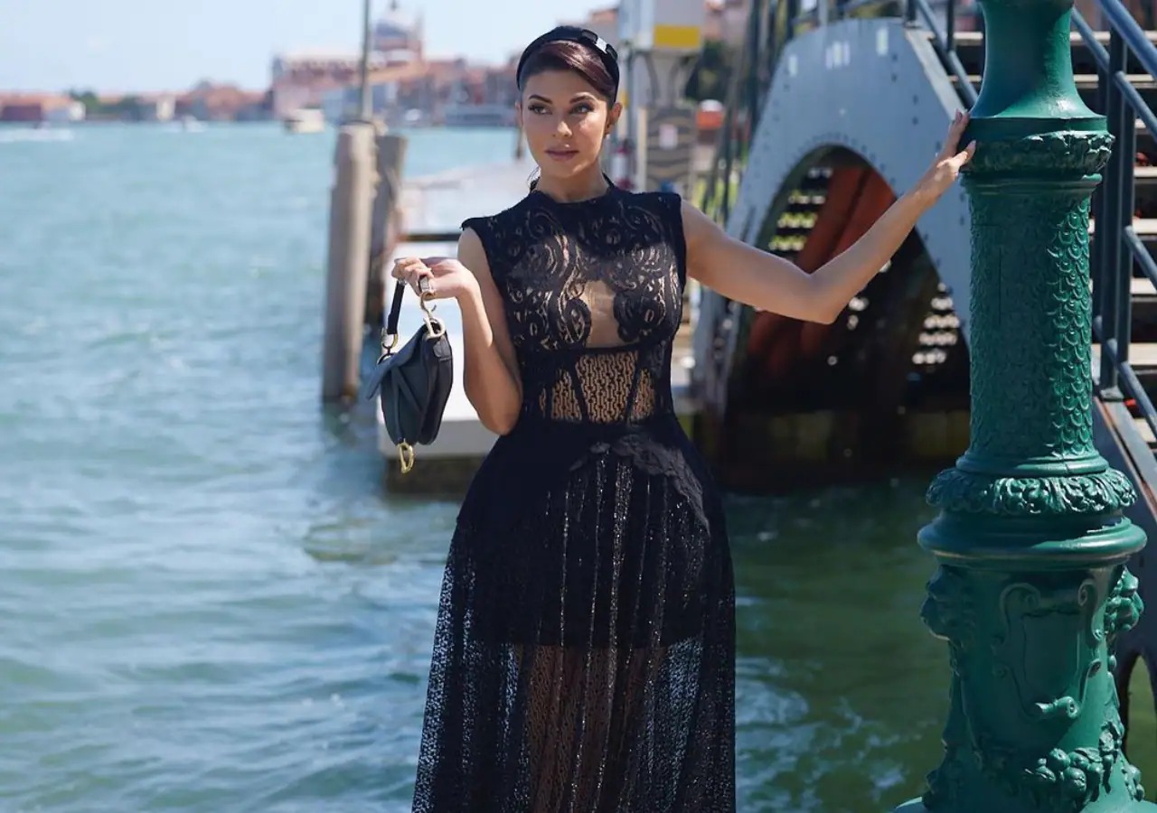 Jacqueline Fernandez ने गिराई हुस्न से बिजलियां, जालीदार ड्रेस में फ्लॉन्ट किया फिगर, तस्वीरें हुई वायरल
