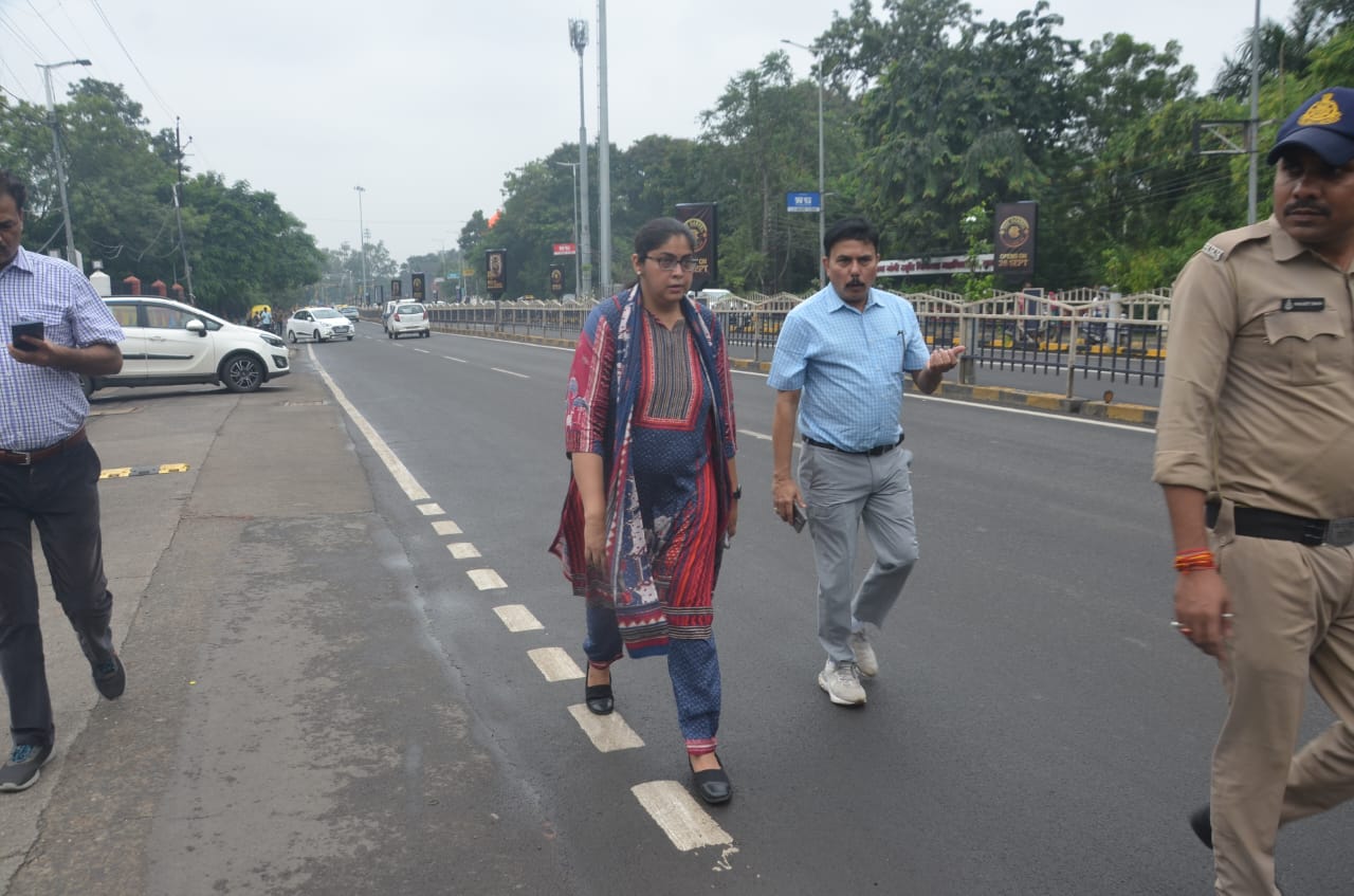इंदौर में No Car Day : साइकिल और ई रिक्शा से दफ्तर पहुंचे प्रशासनिक अधिकारी