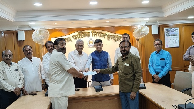 महापौर द्वारा मिलो को झांकी निर्माण हेतु 2-2 लाख रूपए की राशि का किया वितरण
