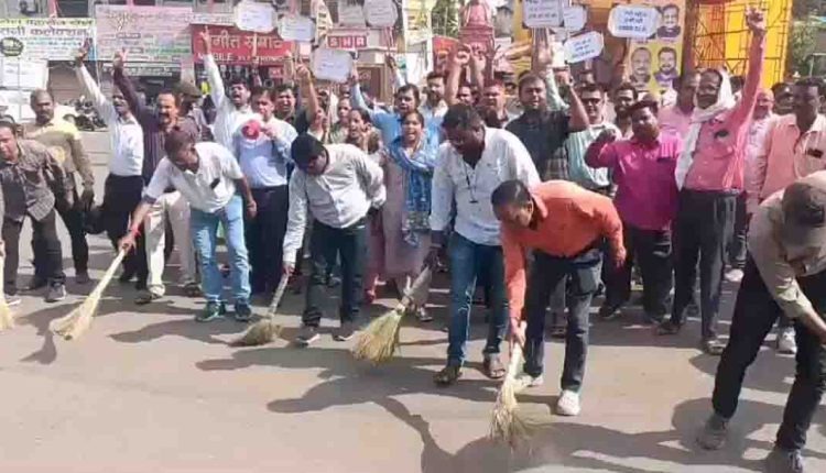 अपनी मांगों को मनवाने के लिए पटवारियों का अनोखा प्रदर्शन, खुद पर बरसाए कोड़े, सड़कों पर लगाई झाड़ू