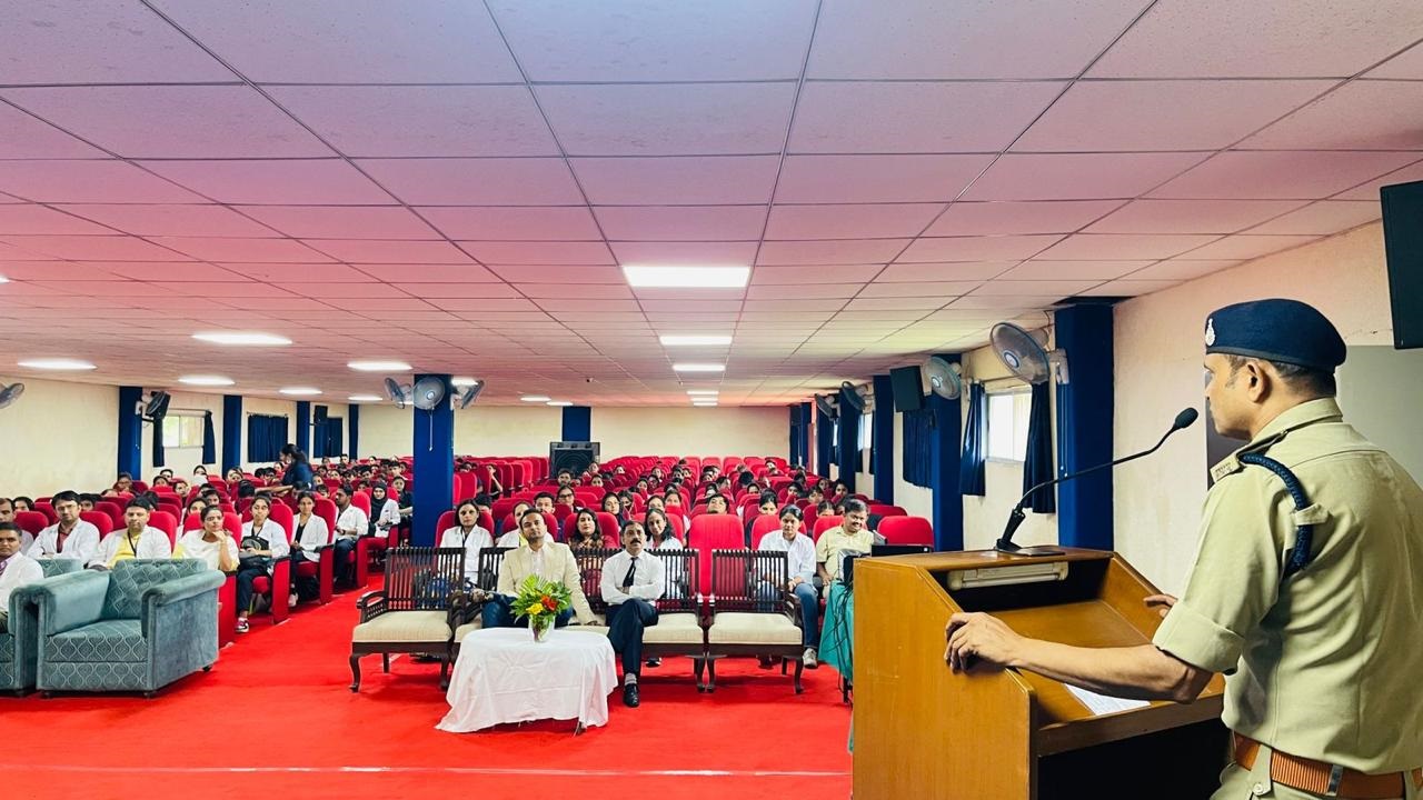 साइबर अपराधों पर अंकुश लगाने के लिए एडिशनल डीसीपी क्राइम ने डेंटिस्ट को दिए टिप्स