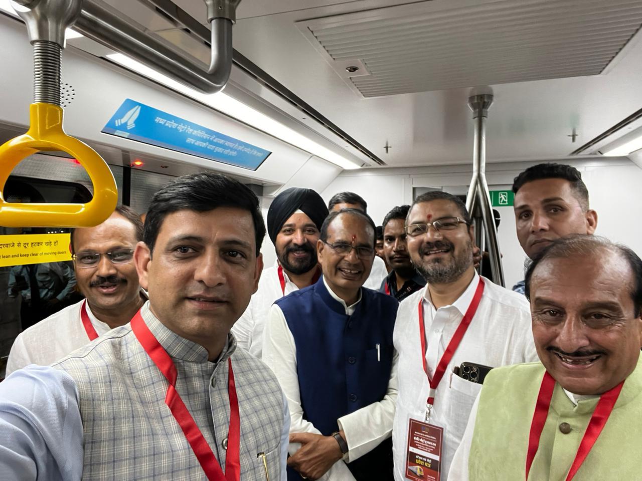 टेंपो से मेट्रो तक पहुंचा इंदौर, पहले सफर के हमसफर बने CM शिवराज