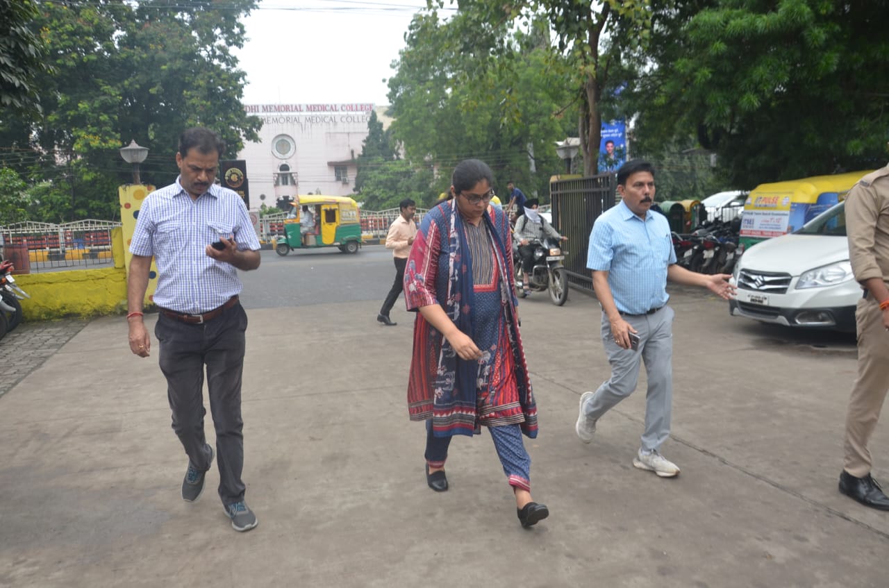 इंदौर में No Car Day : साइकिल और ई रिक्शा से दफ्तर पहुंचे प्रशासनिक अधिकारी