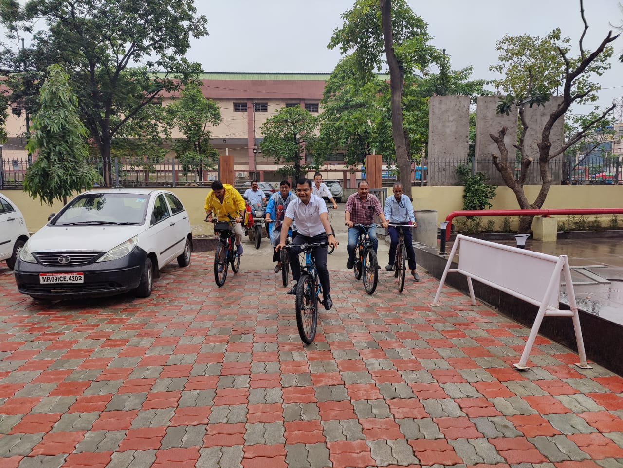 इंदौर में No Car Day : साइकिल और ई रिक्शा से दफ्तर पहुंचे प्रशासनिक अधिकारी