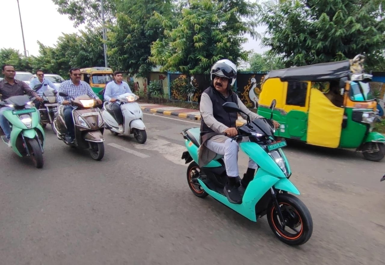 नो कार डे पर सांसद लालवानी ने किया इलेक्ट्रिक स्कूटी का उपयोग, कही ये बड़ी बात