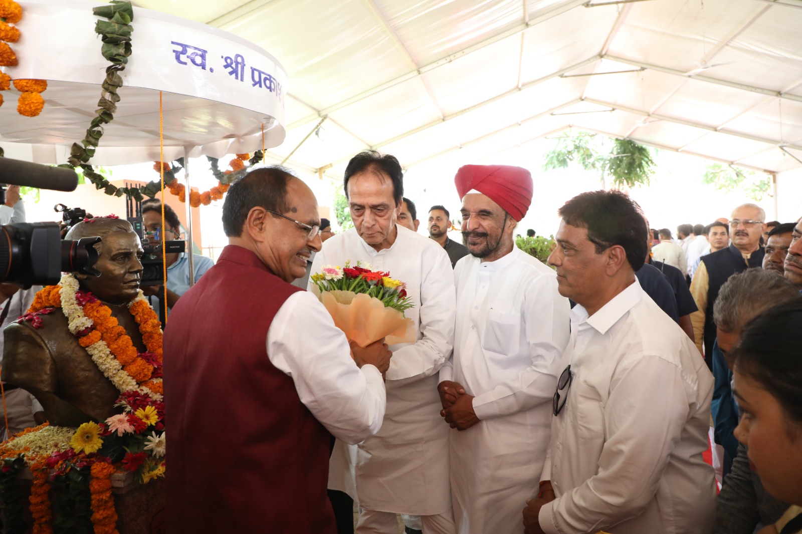 वल्लभ भवन में स्थापित की गई पूर्व मुख्यमंत्रियों की प्रतिमाएं