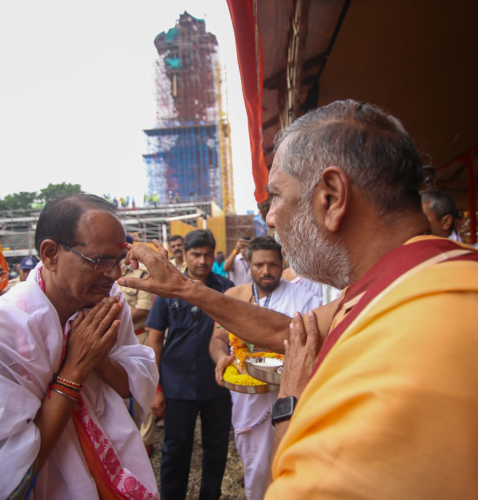 ओंकारेश्वर पहुंचे सीएम शिवराज, गुरु शंकराचार्य की मूर्ति के अनावरण के लिए हो रहे हवन में हुए शामिल