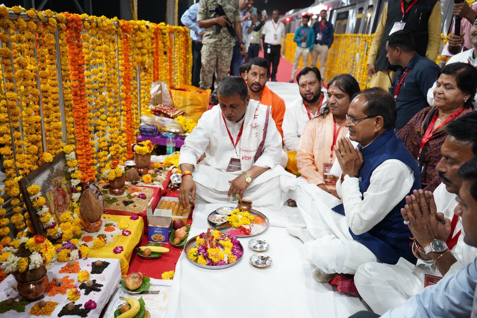 Indore Metro: इंदौर में CM शिवराज ने पूजन के बाद मेट्रो को दिखाई हरी झंडी