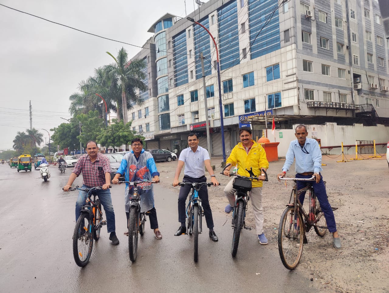 इंदौर में No Car Day : साइकिल और ई रिक्शा से दफ्तर पहुंचे प्रशासनिक अधिकारी