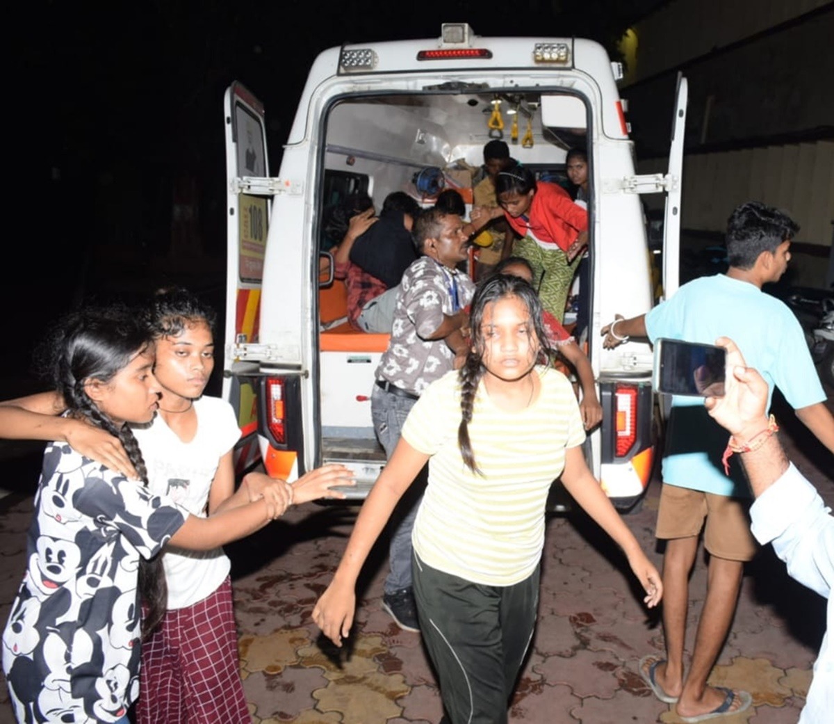 Jabalpur News: एकलव्य आदर्श आवासीय विद्यालय के मैस में कठहल की सब्जी खाते ही बीमार हुए सैकड़ों बच्चे, जानें पूरा मामला