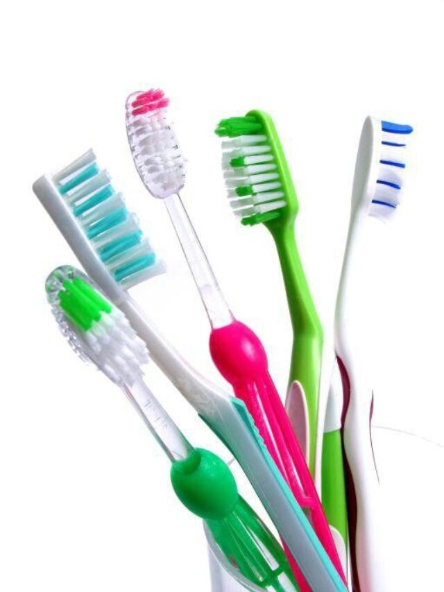 बाथरूम में एक साथ कभी नहीं रखना चाहिए Toothbrush, वजह जान आ जाएगी घिन