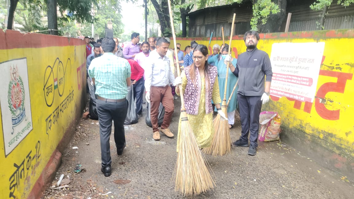 सफाईकर्मियों को मिली छुट्टी, अधिकारियों ने हाथों में झाड़ू थाम की सफाई
