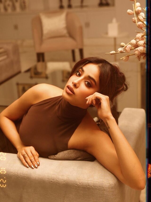 बॉडी फिट गाउन पहन Janhvi Kapoor ने फ्लॉन्ट परफेक्ट फिगर, लगाया हॉटनेस का तड़का