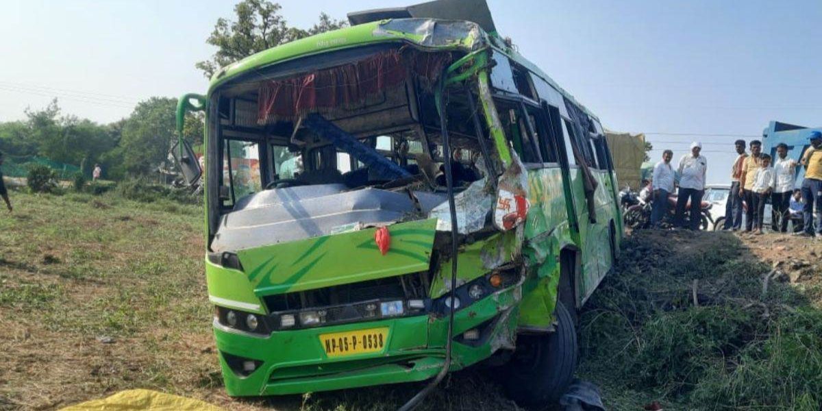 इंदौर से इटारसी जा रही यात्रियों से भरी बस पलटी, 2 की मौत, 30 से ज्यादा घायल