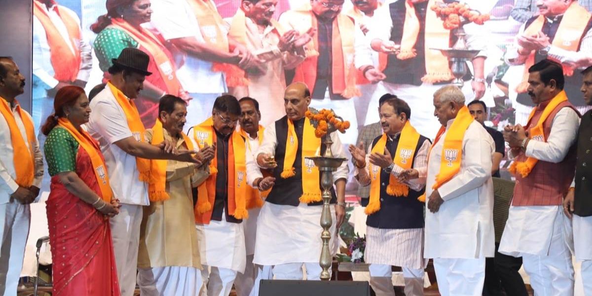 इंदौर पहुंचे रक्षा मंत्री राजनाथ सिंह, कैलाश विजयवर्गीय के चुनाव कार्यालय का किया उद्घाटन