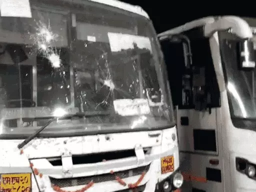 मराठा आरक्षण प्रदर्शन में हिंसक घटनाएँ, मंगलवार को उमरगा कस्बे में भी आगजनी, महाराष्ट्र के बीड में कर्फ्यू, इंटरनेट हुआ बंद