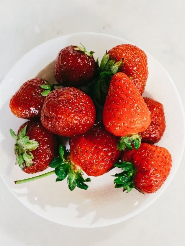 Strawberry Benefits: ये छोटी-सी बेरी करेगी कैंसर से बचाव, जानिए इसके अद्भुत फायदे