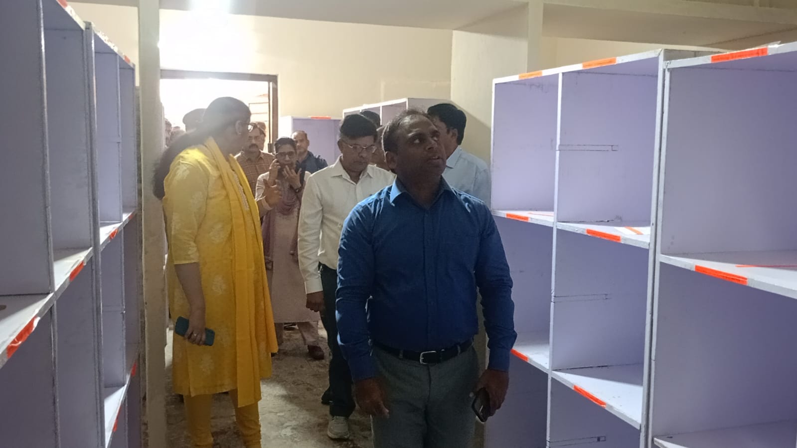 कलेक्टर एवं जिला निर्वाचन अधिकारी डॉ. इलैयाराजा टी ने स्ट्रॉग रूम का किया निरीक्षण