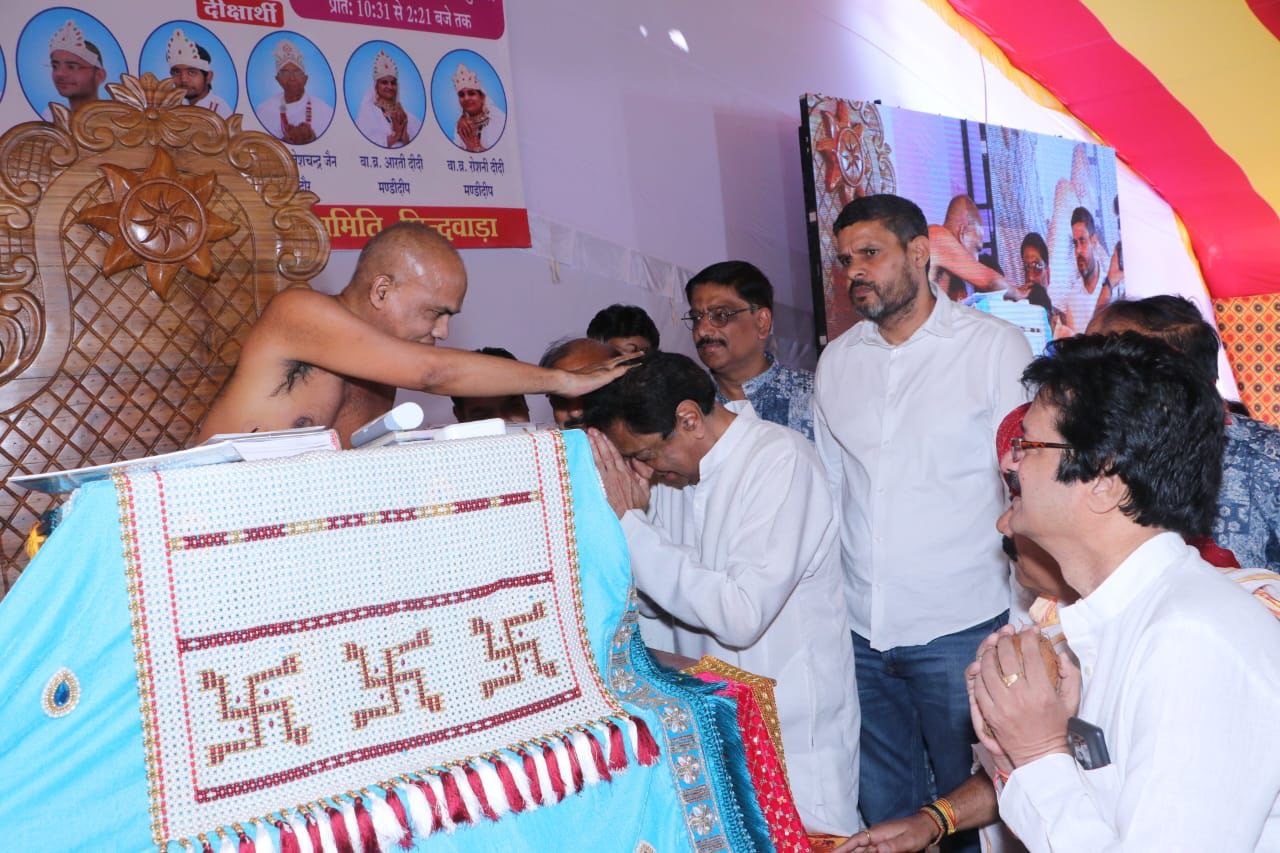 चुनावी माहौल के बीच आचार्य विभव सागर महाराज का आशीर्वाद लेने पहुंचे कमलनाथ