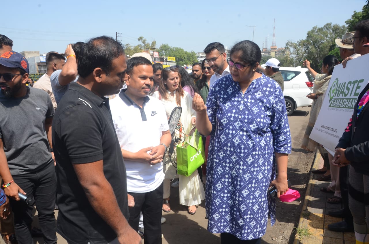 इंदौर में आज सुबह जब अफसरों और नेताओं के हाथ में लोगों ने झाड़ू देखी