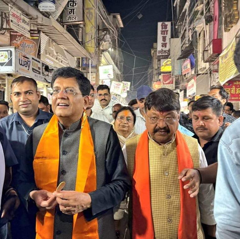 कैलाश विजयवर्गीय ने केंद्रीय मंत्री पीयूष गोयल के साथ सराफ़ा बाजार में लिया खाने का आनंद