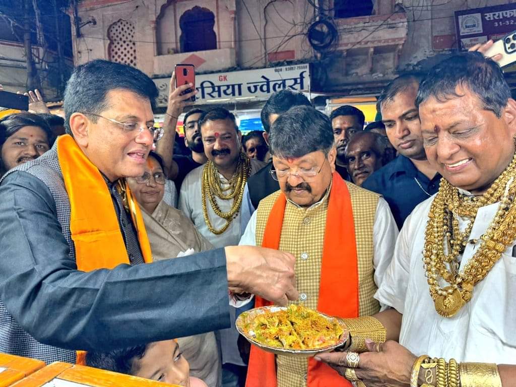 कैलाश विजयवर्गीय ने केंद्रीय मंत्री पीयूष गोयल के साथ सराफ़ा बाजार में लिया खाने का आनंद