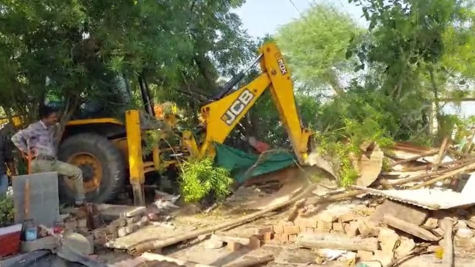 उज्जैन : दुष्कर्म के आरोपी के घर चला प्रशासन का बुलडोजर, तस्वीरें आई सामने
