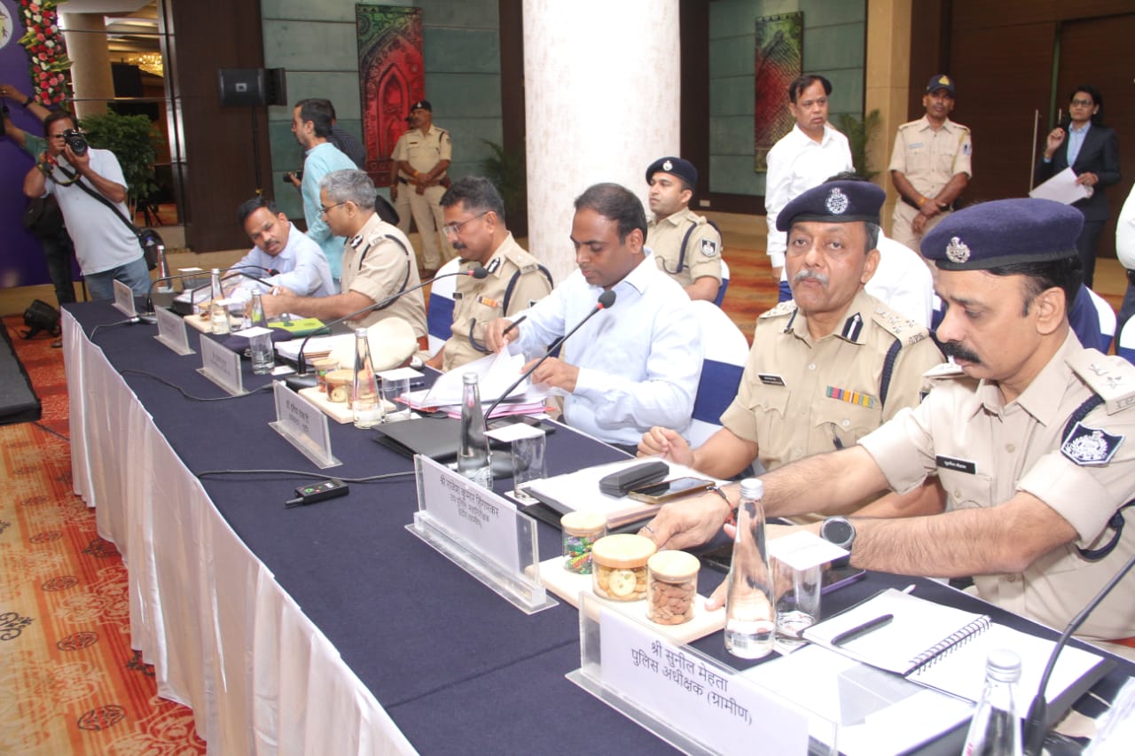 कलेक्टर और पुलिस अधीक्षकों ने अपने जिलों में चुनाव के संबंध में दी जानकारी