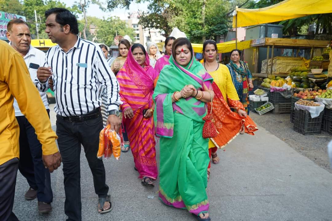 जया किशोरी की कथा उत्सव के साथ होगी आयोजित, विधायक शुक्ला घर-घर जाकर दे रहे निमंत्रण