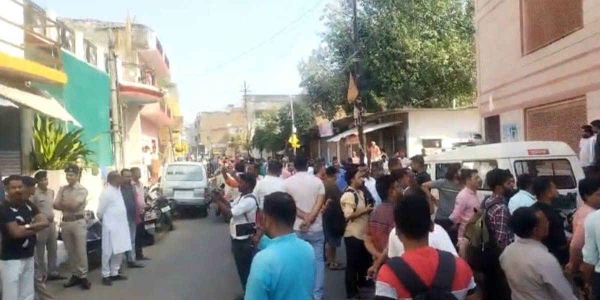 MP Election : चुनावी माहौल के बीच कांग्रेस प्रत्याशी के घर पुलिस का छापा, घंटों चली पूछताछ