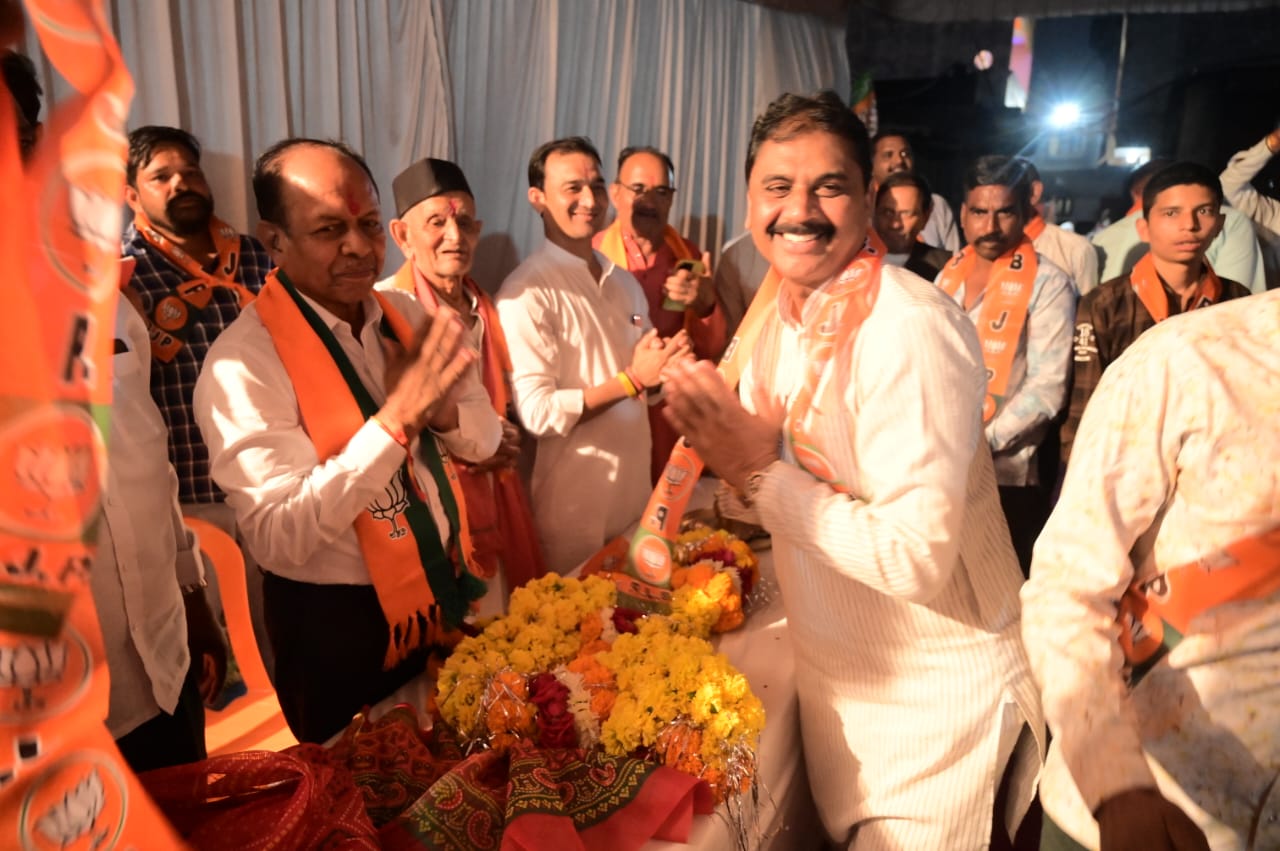 ग्राम पंचायत नेनोद के 50 परिवार भाजपा में शामिल, राऊ प्रत्याशी मधु वर्मा ने दिलाई सदस्यता