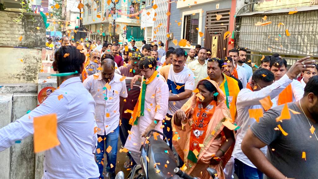 पिता के समर्थन में आकाश विजयवर्गीय ने क्षेत्र क्रमांक 1 में किया जनसंपर्क