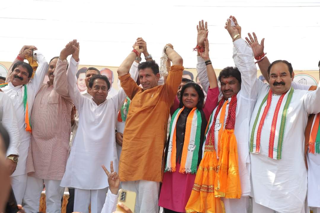 जनसंपर्क के दौरान संजय शुक्ला ने कहा - कैलाश जी, महिलाओं को साड़ी बांटने से नहीं मिलेगा वोट