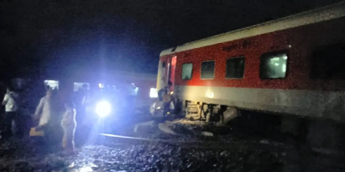 दिल्ली से कामाख्या जा रही नॉर्थ ईस्ट एक्सप्रेस बक्सर जिले में हुई दुर्घटनाग्रस्त, 5 कोच पटरी से उतरे