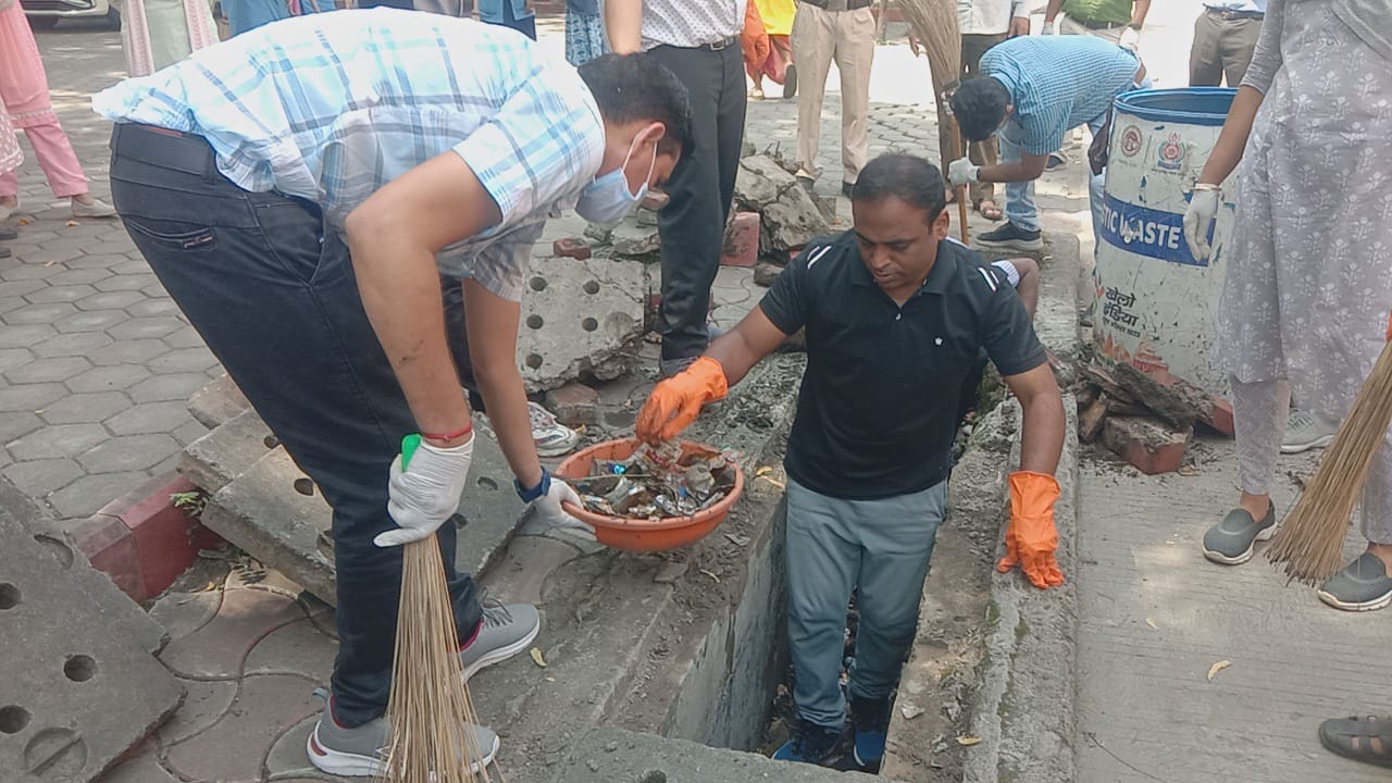 इंदौर में आज सुबह जब अफसरों और नेताओं के हाथ में लोगों ने झाड़ू देखी