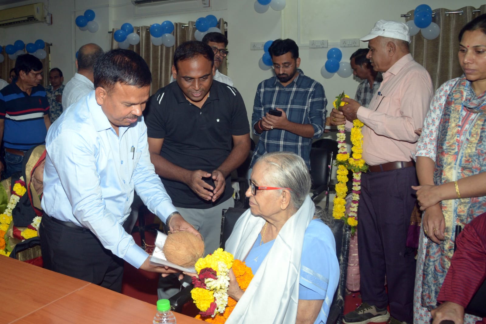 इंदौर जिले में 80 से अधिक उम्र के बुजुर्ग मतदाताओं का किया गया सम्मान
