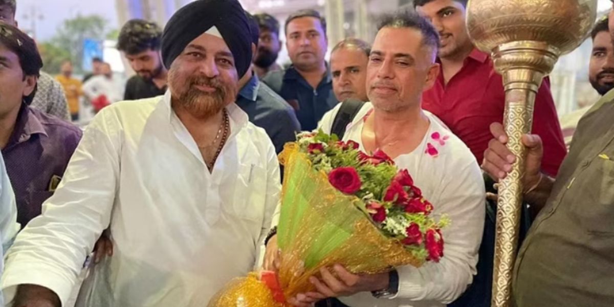 इंदौर एयरपोर्ट पहुंचे राॅबर्ट वाड्रा, बाबा महाकाल के दर्शन के लिए उज्जैन हुए रवाना