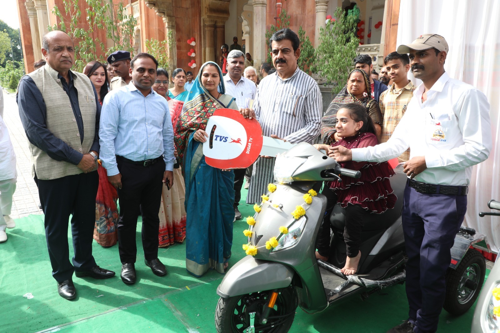 सांसद लालवानी और कलेक्टर ने 40 दिव्यांगों को रेट्रोफिटिंग स्कूटी का किया वितरण