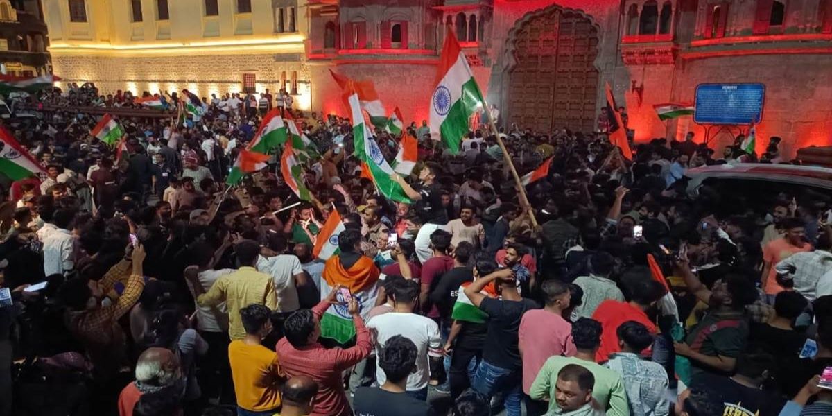 इंदौर में मना भारत की जीत का जश्न, राजवाड़ा पर तिरंगा लिए हजारों की संख्या में पहुंचे युवा जमकर हुई आतिशबाजी