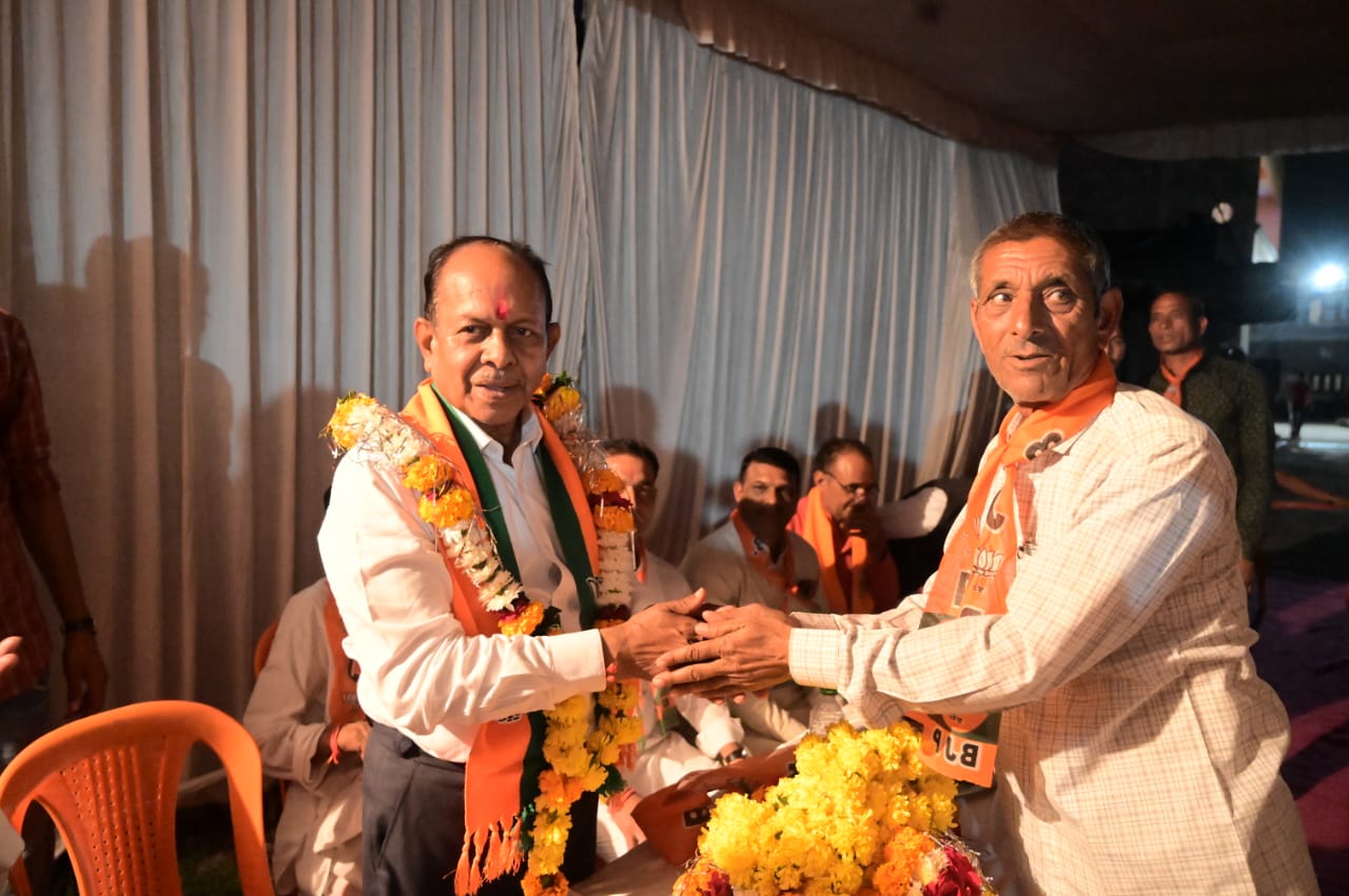 ग्राम पंचायत नेनोद के 50 परिवार भाजपा में शामिल, राऊ प्रत्याशी मधु वर्मा ने दिलाई सदस्यता