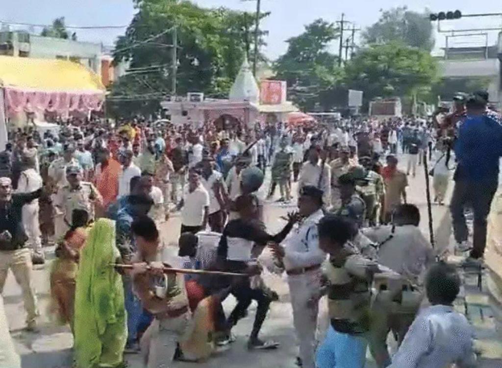 रीवा में श्रमिकों और पुलिस के बीच झड़प, श्रमिकों ने किया पथराव व् आगजनी