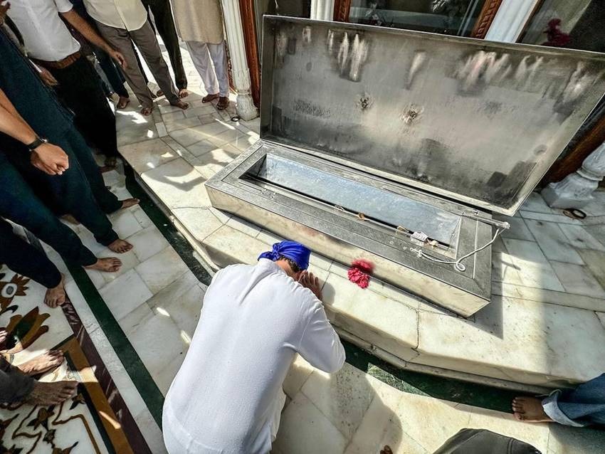 Golden Temple: स्वर्ण मंदिर में मत्था टेकने पहुंचे राहुल गांधी, जूठे बर्तन धोकर लंगर में सेवा भी की