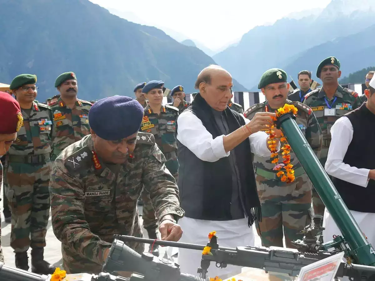 रक्षा मंत्री राजनाथ सिंह का अरुणाचल प्रदेश दौरा, दशहरे पर तवांग में सैनिकों के साथ की शस्त्र पूजा