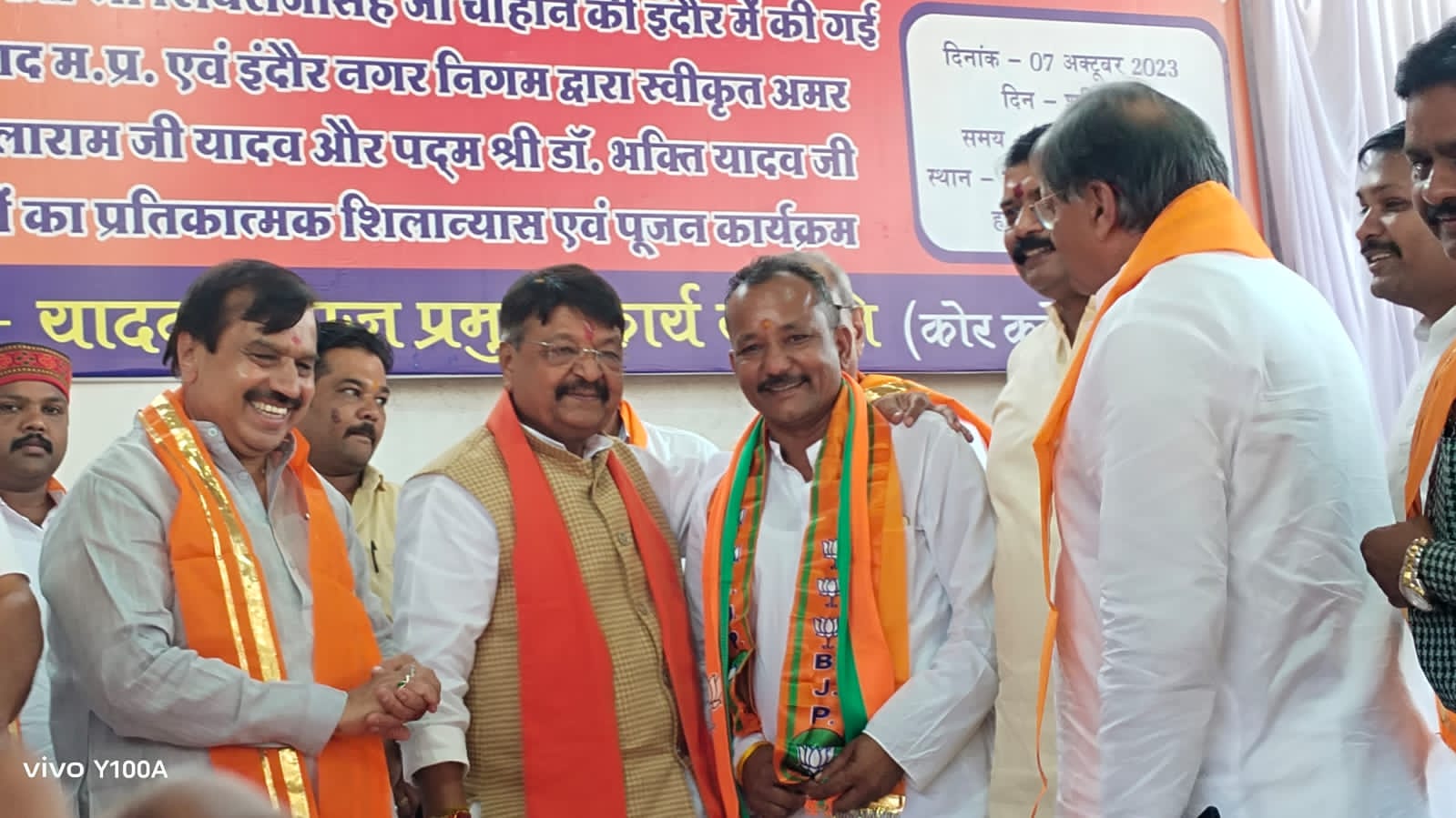 पूर्व पार्षद की भाजपा में वापसी, कैलाश विजयवर्गीय ने दिलवाई सदस्यता