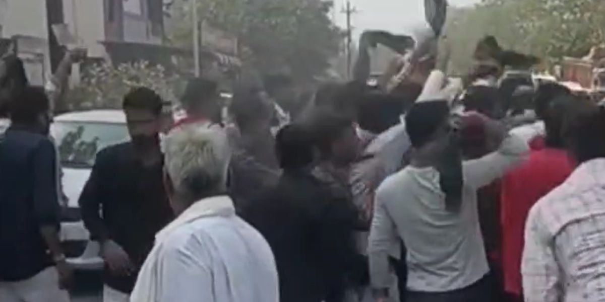 MP Election : खातेगांव में कांग्रेस प्रत्याशी दीपक जोशी का विरोध, जनता ने दिखाएं काले झंडे