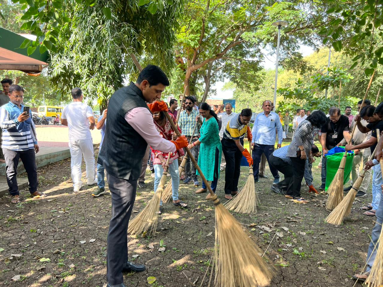 इंदौर में आज सुबह जब अफसरों और नेताओं के हाथ में लोगों ने झाड़ू देखी