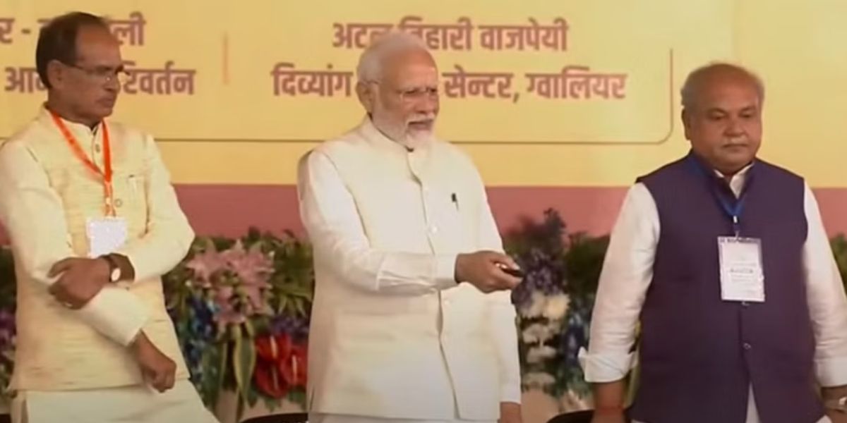 Gwalior : पीएम मोदी ने दी 19000 करोड की सौगात, लोकल ट्रेन को दिखाई हरी झंडी