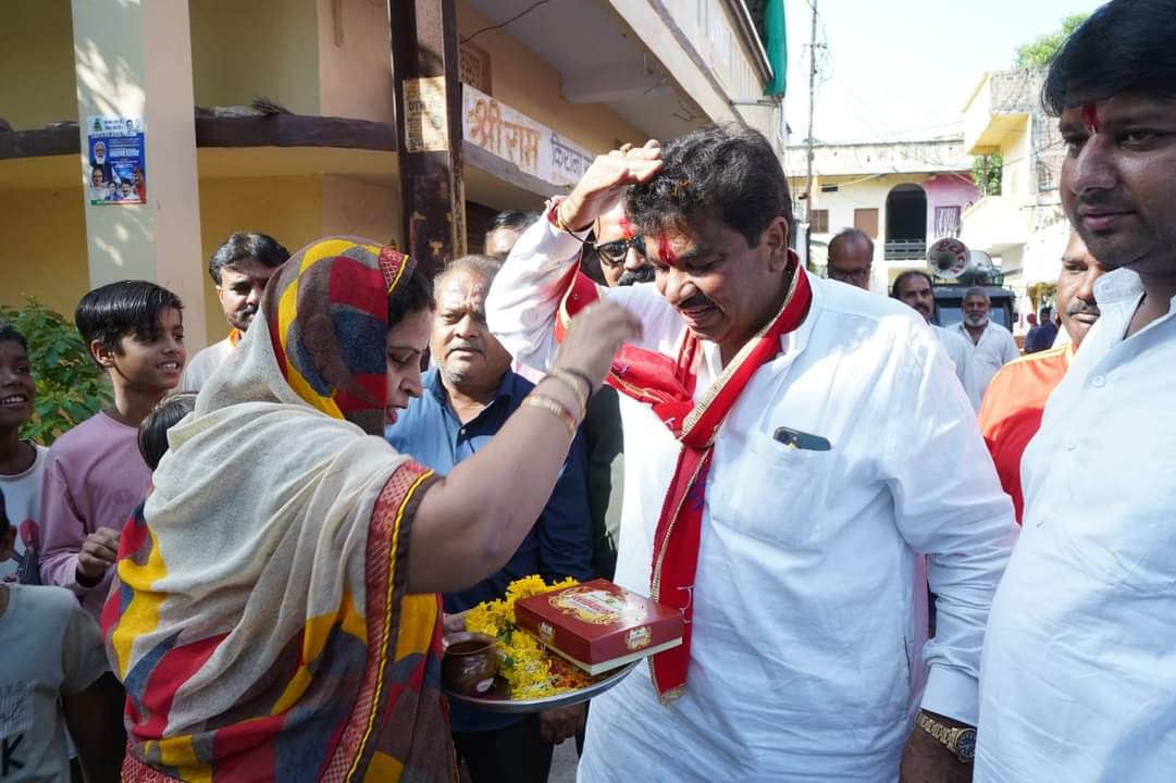 जया किशोरी की कथा उत्सव के साथ होगी आयोजित, विधायक शुक्ला घर-घर जाकर दे रहे निमंत्रण