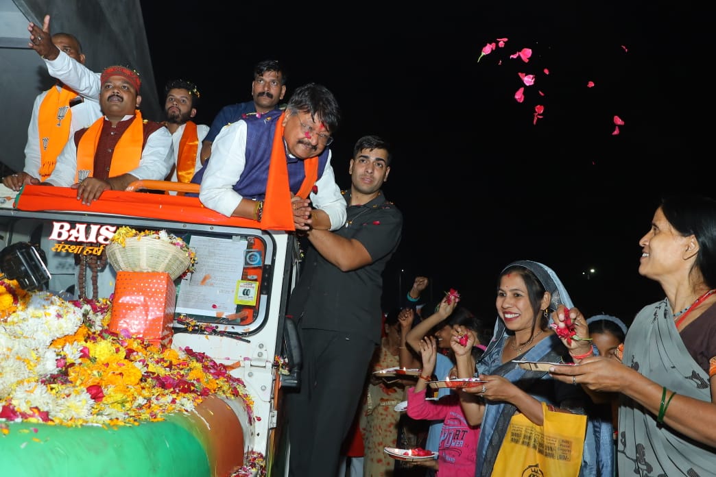 कैलाश विजयवर्गीय ने नुक्कड़ सभाओं और रोड शो के साथ किया वार्ड 10 में जनसंपर्क